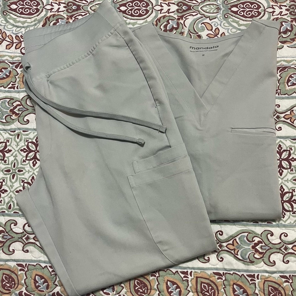 Mandala v neck top medium and slim straight leg pants size small petite